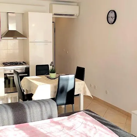 Cozy With Free Private Parking Apartment *