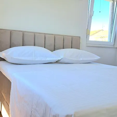 Cozy With Free Private Parking Apartment *