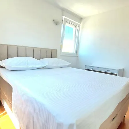 Split Terrace & Free Parking Studio Апартаменты