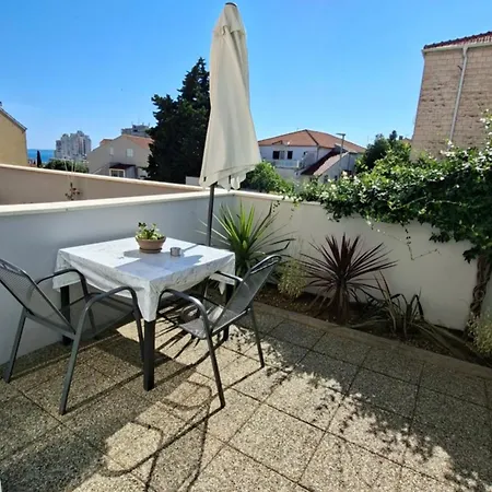 Terrace & Free Parking Apartman