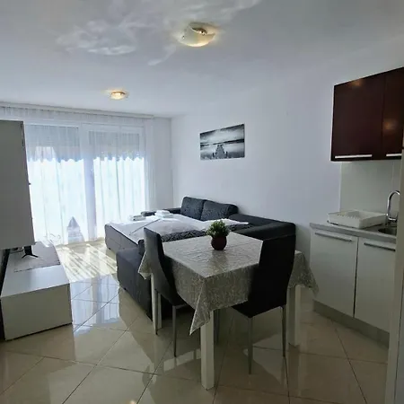 Terrace & Free Parking Apartman